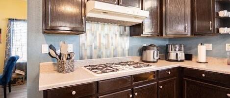 Réfrigérateur, four à micro-ondes, un four, surface de cuisson