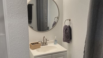 Articles de toilette écologiques, sÚche-cheveux, serviettes fournies