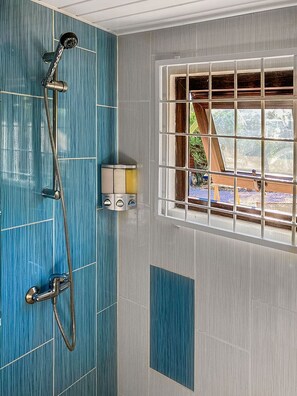 Shower, hair dryer, towels, soap - Nature Scape Villa with Pool in National Park (Santa Cruz)