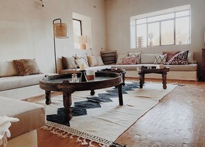 Fernseher, Kamin, Bücher