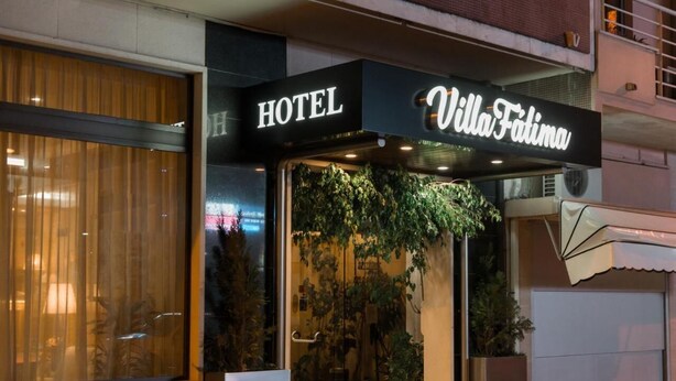 Entrada de um hotel com uma placa que diz "HOTEL Villa Fatima".