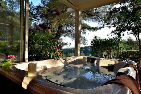 Indoor spa tub