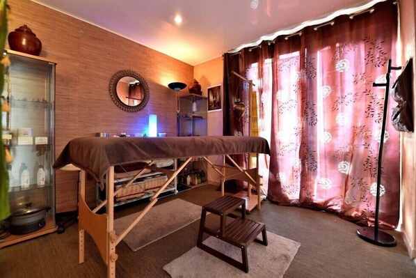 A room with a bunk bed, a small table, a mirror, and a shelf with various items. - Spa Harmonice (Cantaron)