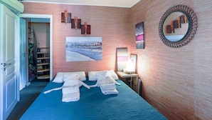 Apartemen Eksekutif, 1 Tempat Tidur Queen, Boleh Merokok, akses ke kolam renang | 1 kamar tidur, minibar, Wi-Fi gratis, dan didekorasi berbeda-beda