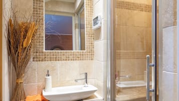 Executive appartement, 1 queensize bed, roken, toegang tot zwembad | Badkamer | Een douche, een regendouche, een haardroger, badjassen