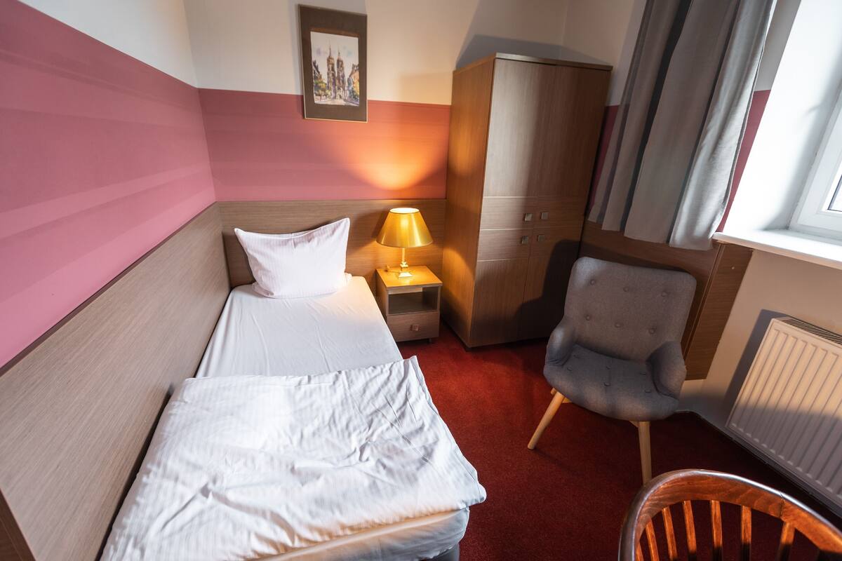 Jedynka Hotel Podkowa 2.0 | 熨斗/熨板、免费 WiFi、床单