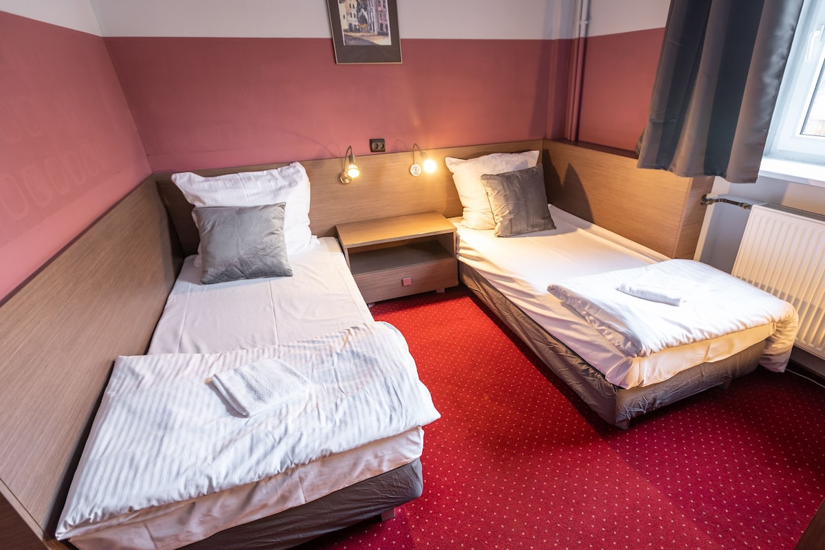1 habitación, tabla de planchar con plancha, wifi gratis y ropa de cama