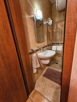 تجهيزات دش، مجففات شعر، مناشف، ورق حمّام