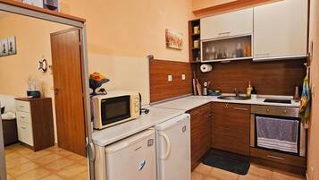 Kühlschrank, Mikrowelle, Ofen, Herdplatte