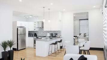 Frigorifero, microonde, forno, piano cottura