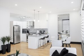 Fridge, microwave, oven, stovetop - Chic Retreat in Montreal's Vibrant Plateau Area (1-bedroom apartment) (Montréal)