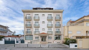 Un hôtel à plusieurs étages, sur lequel on peut lire, en haut, l’inscription « Hôtel Padre Pio ».