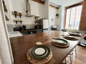 Fridge, oven, stovetop, dishwasher - Charming 2 Bed Apartment in Centre of Nottingham (Nottingham)