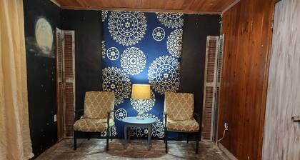 Rustic private apt. "zen" @ Eau Gallie Downtown & 5 minutes Melbourne Beach