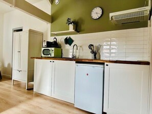 Fridge, microwave, coffee/tea maker - Charming Studio in the Port of La Pallice (La Rochelle)