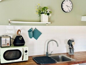 Fridge, microwave, coffee/tea maker - Charming Studio in the Port of La Pallice (La Rochelle)