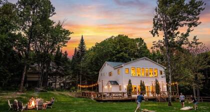 Maple Pine w/Hot Tub Pool Table 3min to Mount Snow
