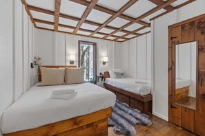 6 Schlafzimmer, Schreibtisch, Bügeleisen/Bügelbrett, Reisekinderbett