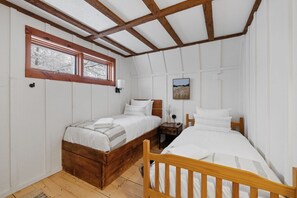 6 Schlafzimmer, Schreibtisch, Bügeleisen/Bügelbrett, Reisekinderbett