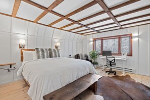 6 chambres, bureau, fer et planche à repasser, lit de bébé portatif