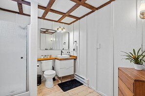Badewanne, Haartrockner, Handtücher