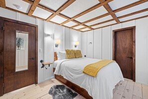6 Schlafzimmer, Schreibtisch, Bügeleisen/Bügelbrett, Reisekinderbett