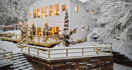 Maple Pine w/Hot Tub Pool Table 3min to Mount Snow