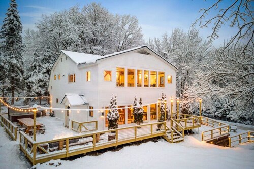 Maple Pine w/Hot Tub Pool Table 3min to Mount Snow