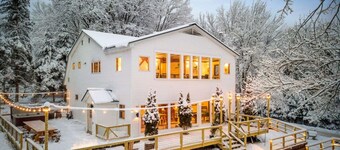 Maple Pine w/Hot Tub Pool Table 3min to Mount Snow