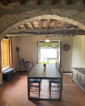 Dining - 18th century Tuscan farmhouse in the Garfagnana (Toscana)