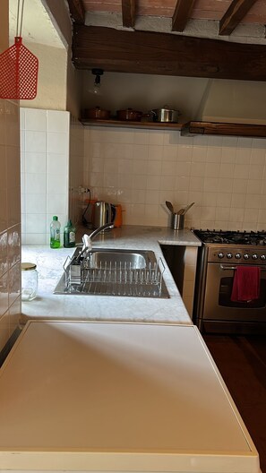 Een koelkast, een magnetron, een oven, een kookplaat