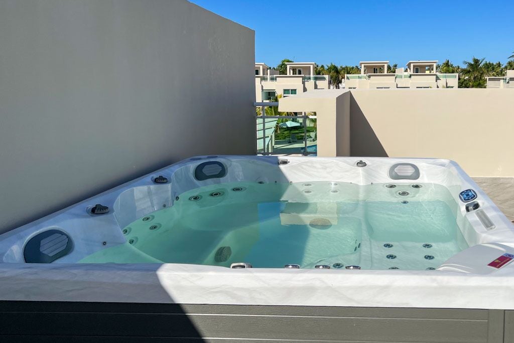 Ein Whirlpool auf einer Dachterrasse mit freiem Blick auf die umliegenden Gebäude.