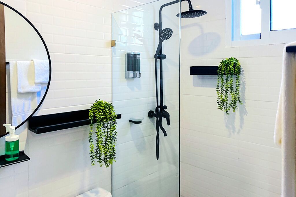 Shower, pengering rambut, handuk, dan sabun