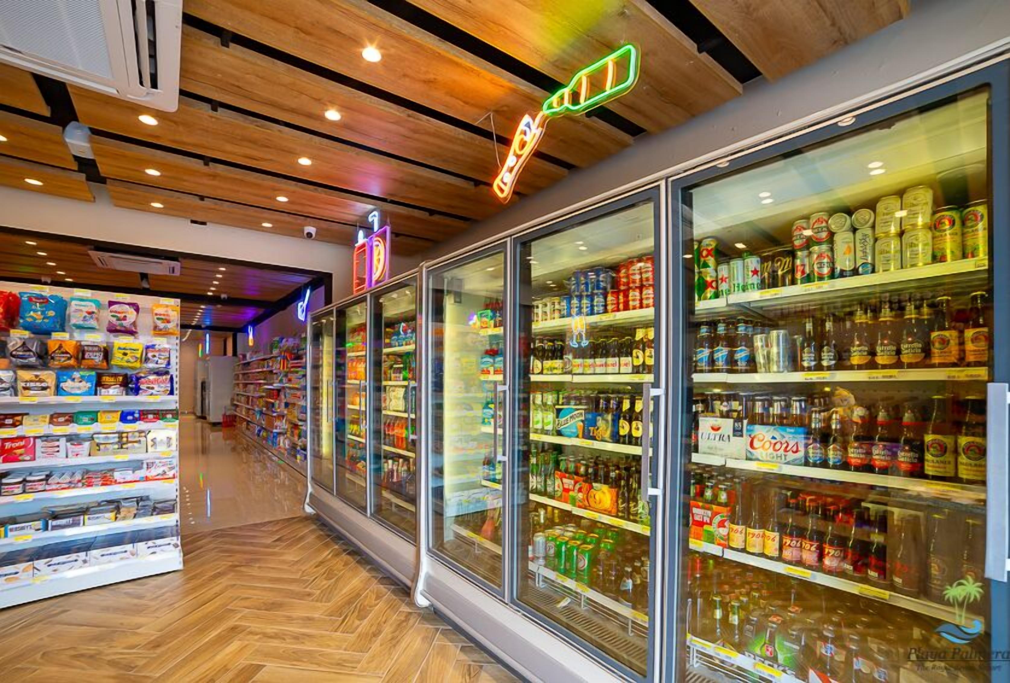 Un magasin doté de rayons réfrigérés et d’étagères remplies de divers produits.