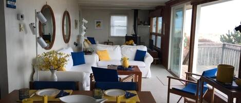 Smart TV, chimenea, reproductor de DVD y tenis de mesa