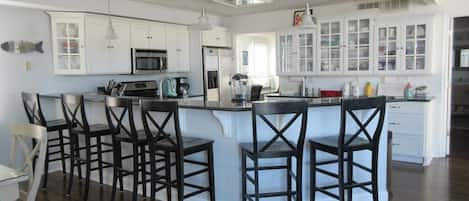 Kjøleskap, ovn, kokeplater og oppvaskmaskin