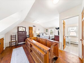 4 bedrooms, iron/ironing board, free WiFi