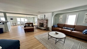 Tv, pejs, dvd-afspiller, bordtennisbord