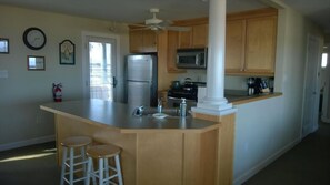 Kjøleskap, ovn, kokeplater og oppvaskmaskin