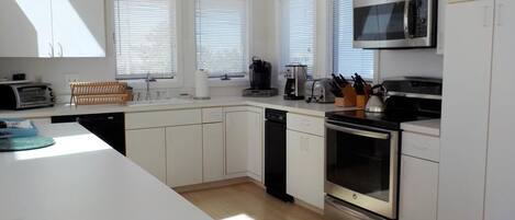 冷蔵庫、電子レンジ、オーブン、コンロ