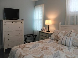 2 bedrooms, iron/ironing board, free WiFi - Classic Beach Cottage w/ private yard (Ship Bottom)
