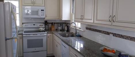 Réfrigérateur, four, plaque de cuisson, lave-vaisselle