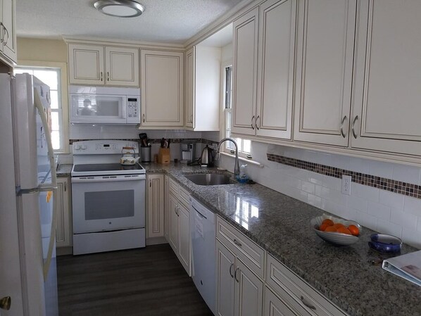 Kylskåp, ugn, spishäll och diskmaskin