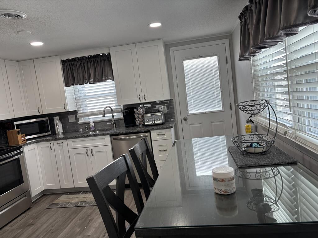 Fridge, oven, stovetop, dishwasher