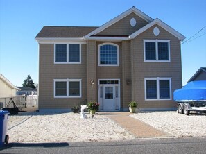 Exterior - Beautiful 2200 sq ft home Sleeps 10 Bring your water toys! (Manahawkin)