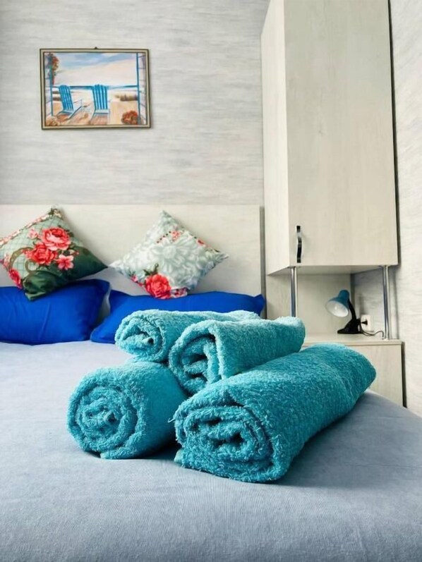 Grand Double Room | Desk, free WiFi, bed sheets - Apart Hotel Catherine (Oskemen)