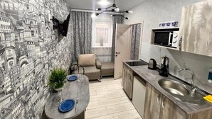 Desk, WiFi (free), bed sheets - Apart Hotel Catherine (Oskemen)
