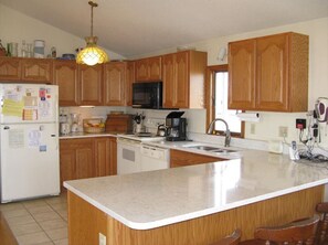 Kjøleskap, ovn, kokeplater og oppvaskmaskin