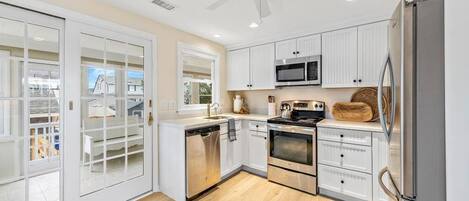 冷蔵庫、電子レンジ、オーブン、コンロ