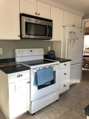 Réfrigérateur, four, plaque de cuisson, lave-vaisselle